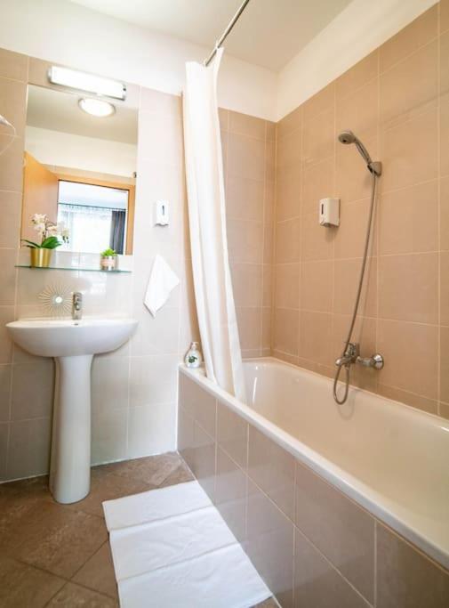 Free Parking! Soho 304, 4 Ppl, Ac, Fast Wifi, Smart Tv Apartment
